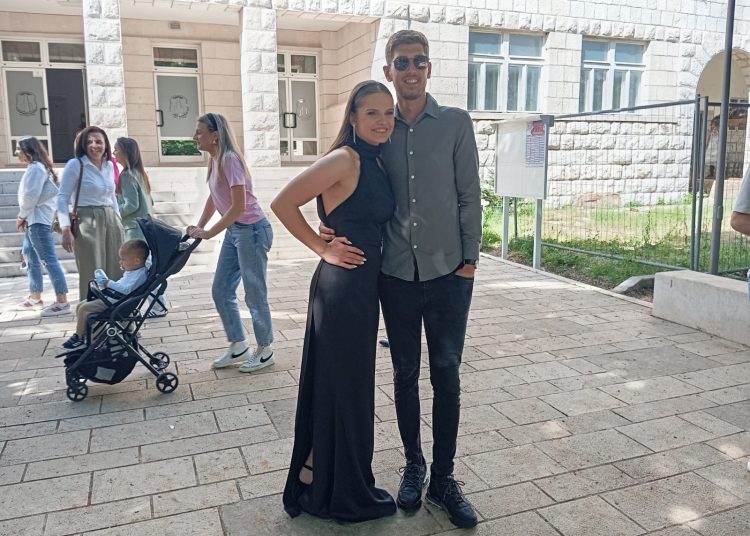 FOTO: Svečani defile posuških maturanata