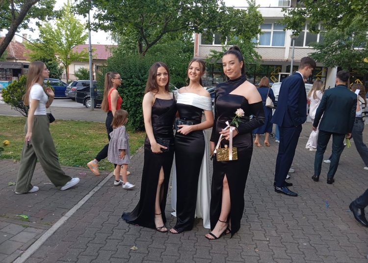 FOTO: Svečani defile posuških maturanata