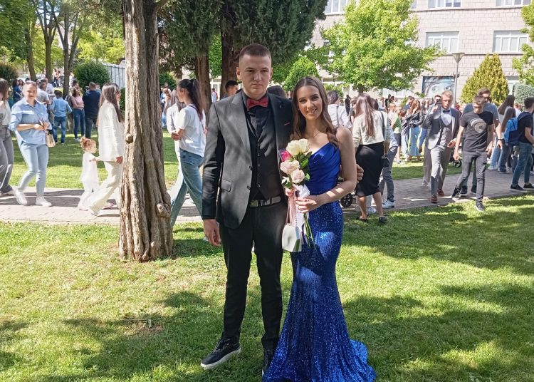 FOTO: Svečani defile posuških maturanata