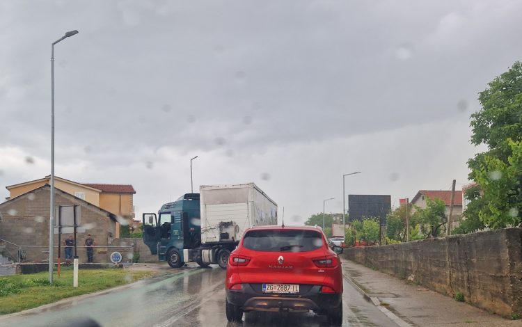 Vozači, oprez! Prometna u Knešpolju, ulje na cesti