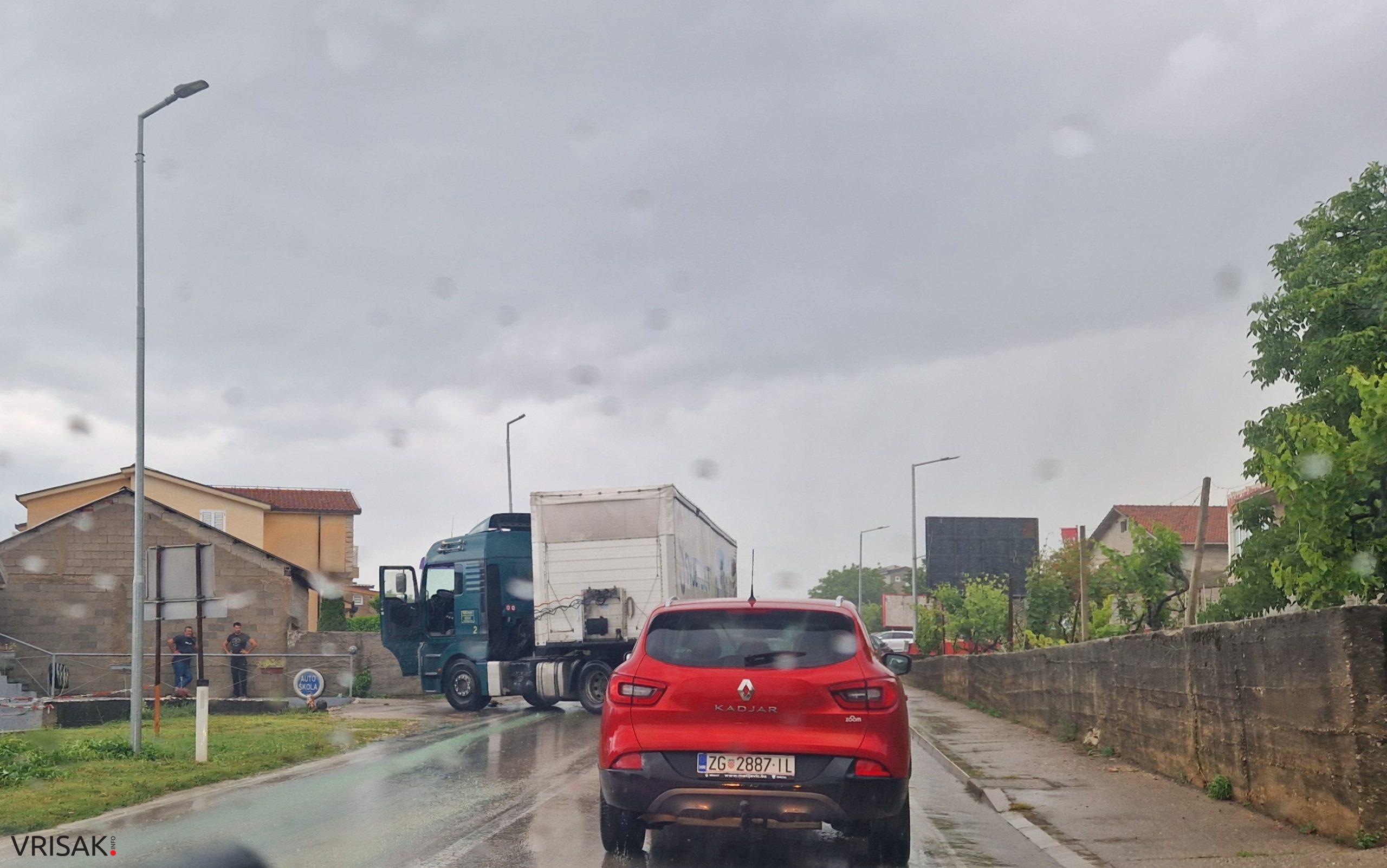 Vozači, oprez! Prometna u Knešpolju, ulje na cesti