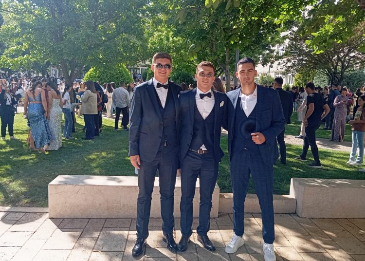 FOTO: Svečani defile posuških maturanata