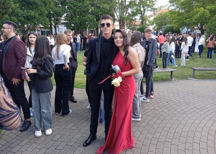 FOTO: Svečani defile posuških maturanata