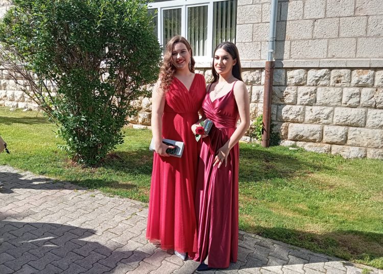 FOTO: Svečani defile posuških maturanata