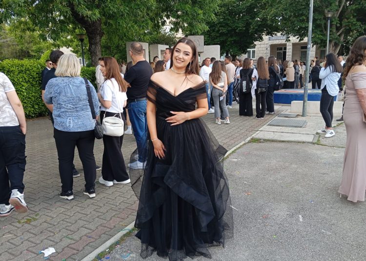 FOTO: Svečani defile posuških maturanata