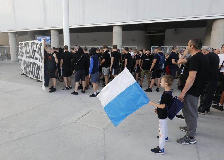 FOTO: Kohorta i Osijek na nogama zbog naoružanih anonimaca, pogledajte ludnicu ispred Opus Arene