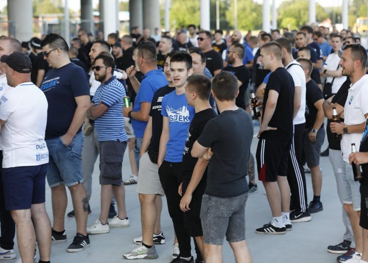 FOTO: Kohorta i Osijek na nogama zbog naoružanih anonimaca, pogledajte ludnicu ispred Opus Arene