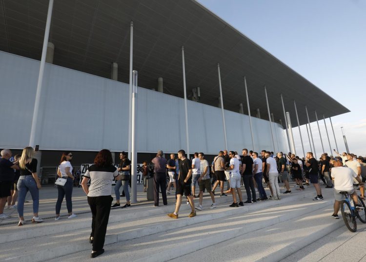 FOTO: Kohorta i Osijek na nogama zbog naoružanih anonimaca, pogledajte ludnicu ispred Opus Arene