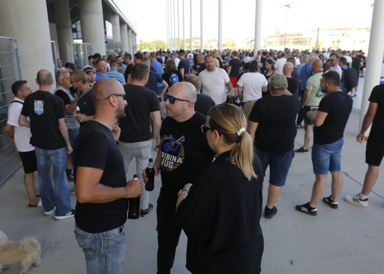 FOTO: Kohorta i Osijek na nogama zbog naoružanih anonimaca, pogledajte ludnicu ispred Opus Arene