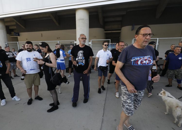 FOTO: Kohorta i Osijek na nogama zbog naoružanih anonimaca, pogledajte ludnicu ispred Opus Arene