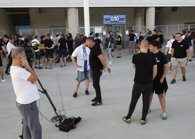 FOTO: Kohorta i Osijek na nogama zbog naoružanih anonimaca, pogledajte ludnicu ispred Opus Arene