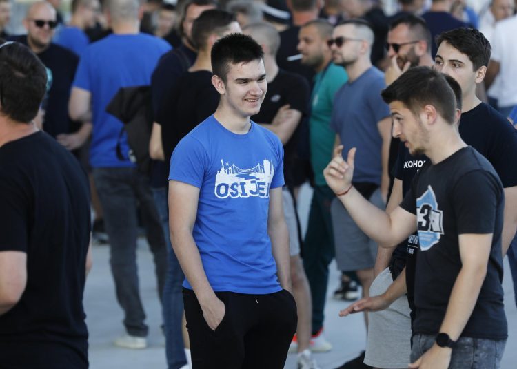 FOTO: Kohorta i Osijek na nogama zbog naoružanih anonimaca, pogledajte ludnicu ispred Opus Arene