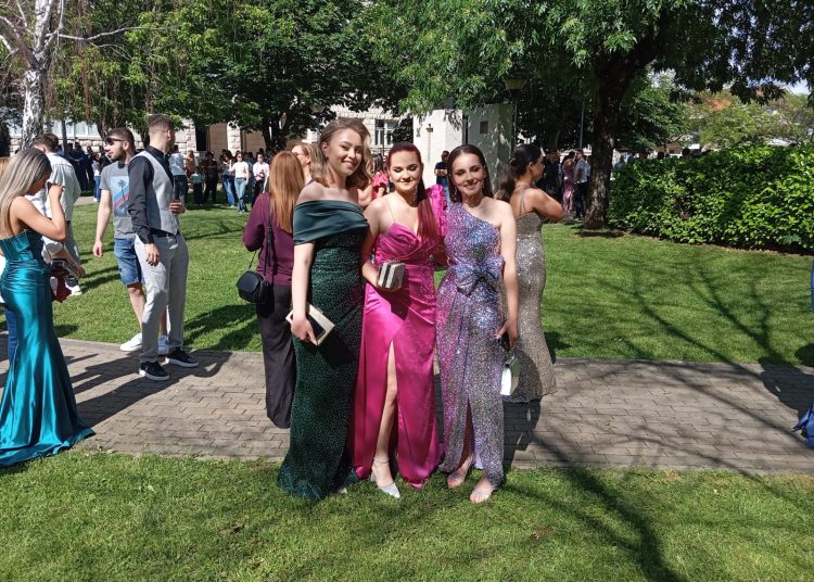 FOTO: Svečani defile posuških maturanata