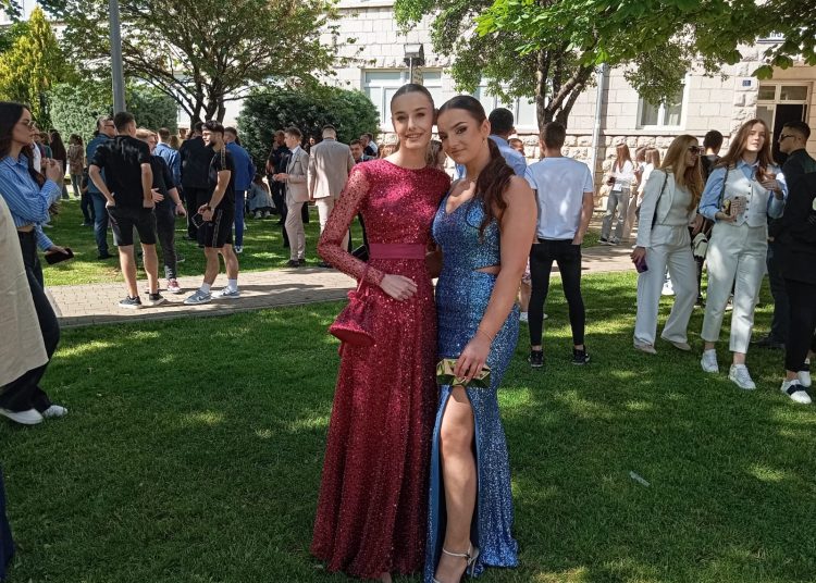 FOTO: Svečani defile posuških maturanata