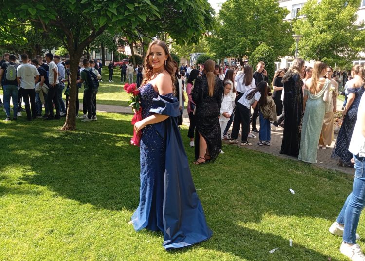 FOTO: Svečani defile posuških maturanata