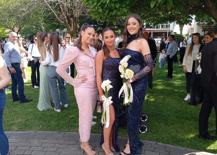 FOTO: Svečani defile posuških maturanata