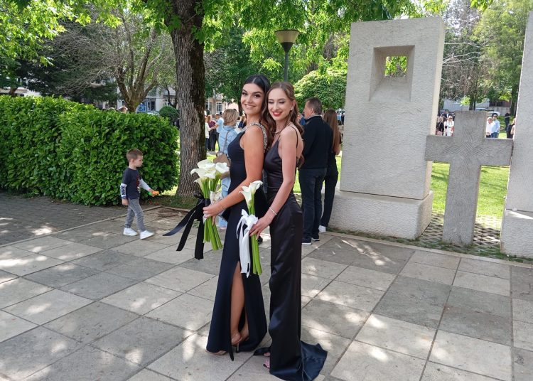 FOTO: Svečani defile posuških maturanata