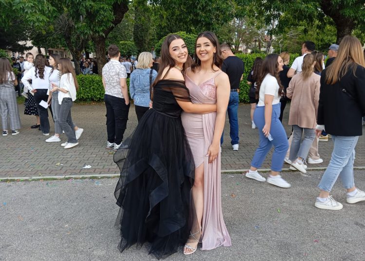 FOTO: Svečani defile posuških maturanata