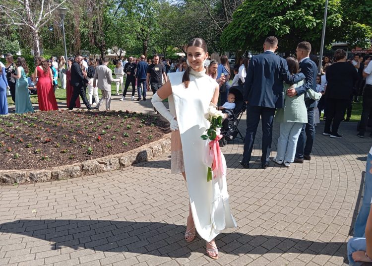 FOTO: Svečani defile posuških maturanata