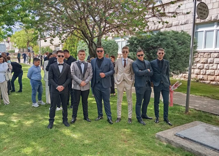 FOTO: Svečani defile posuških maturanata
