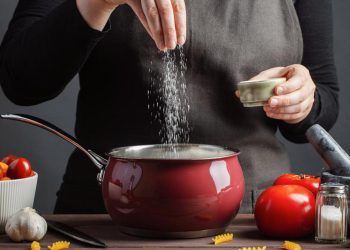 Ovo su znakovi da unosite previše soli: Među njima i česte glavobolje