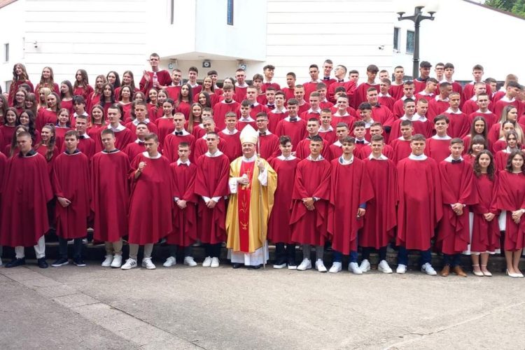 Ljubuški: Biskup Palić podijelio sakrament svete krizme za 160 krizmanika