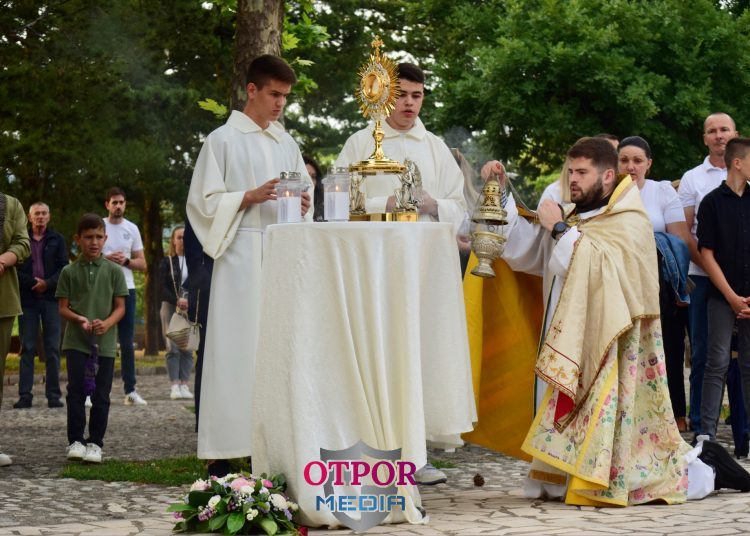 Blagdan Tijelovo svečano obilježen procesijom od crkve na Brigu do centra Širokog Brijega
