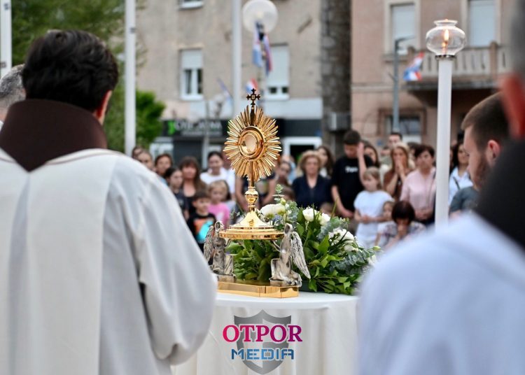 Blagdan Tijelovo svečano obilježen procesijom od crkve na Brigu do centra Širokog Brijega
