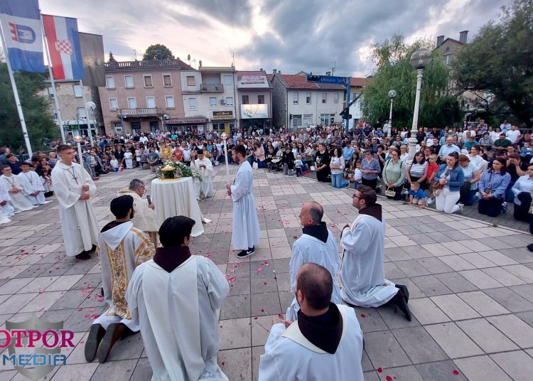 Blagdan Tijelovo svečano obilježen procesijom od crkve na Brigu do centra Širokog Brijega