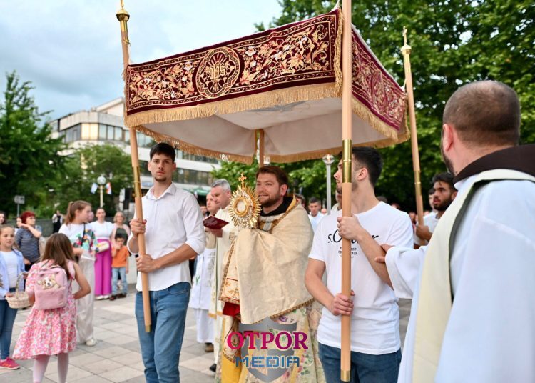 Blagdan Tijelovo svečano obilježen procesijom od crkve na Brigu do centra Širokog Brijega