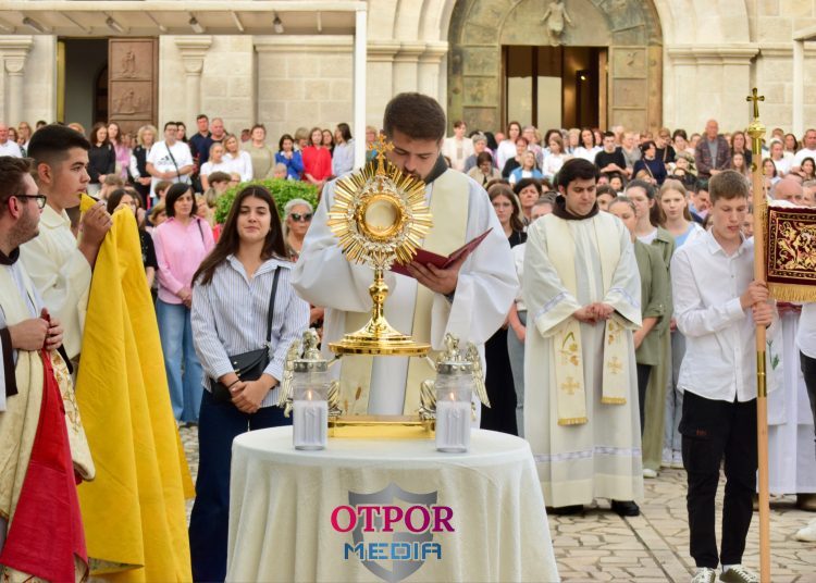 Blagdan Tijelovo svečano obilježen procesijom od crkve na Brigu do centra Širokog Brijega