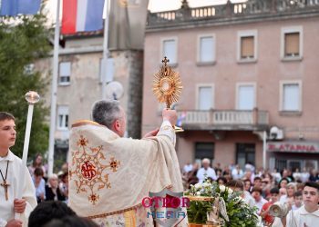 Blagdan Tijelovo svečano obilježen procesijom od crkve na Brigu do centra Širokog Brijega