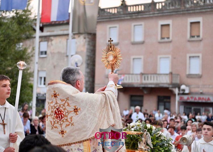 Blagdan Tijelovo svečano obilježen procesijom od crkve na Brigu do centra Širokog Brijega