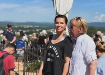 Ponovno u Međugorju: Nina Badrić s majkom na Podbrdu