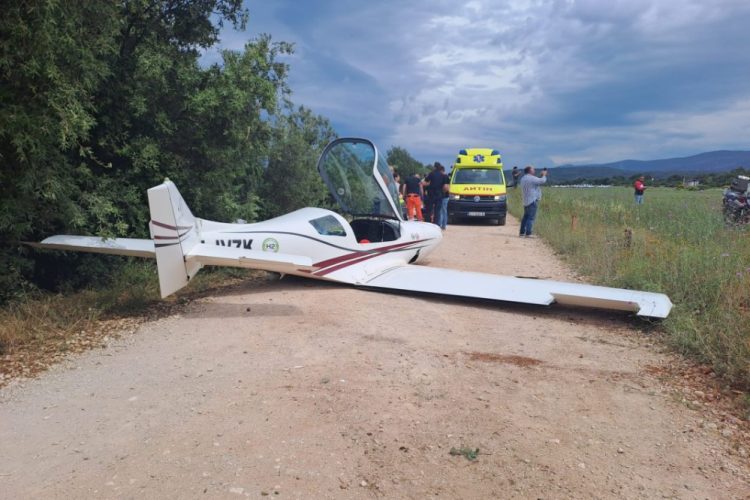 Mali avion na Hvaru promašio pistu i udario u biciklistice