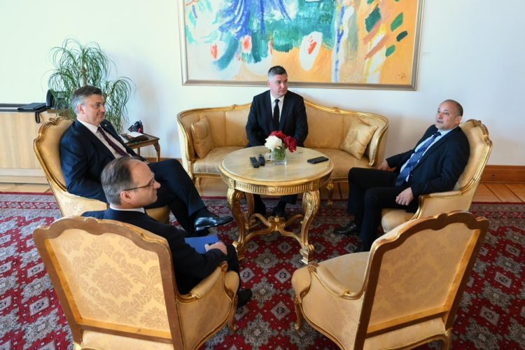 Plenković predao potpise Milanoviću i dobio mandat za sastavljanje vlade