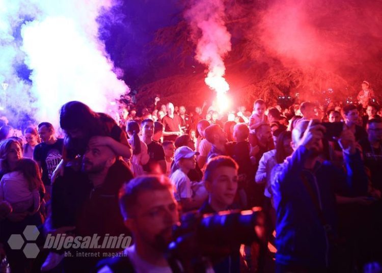 Igrači Zrinjskog pozdravljeni ovacijama na balkonu Kosače (FOTO)