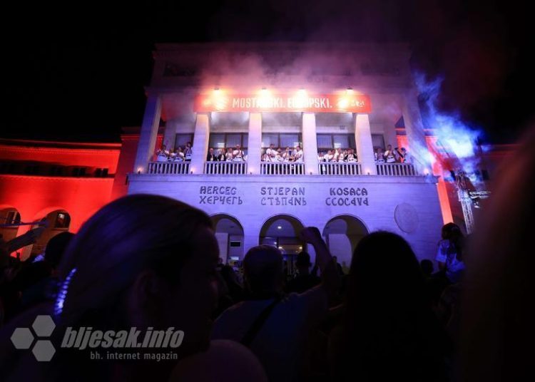 Igrači Zrinjskog pozdravljeni ovacijama na balkonu Kosače (FOTO)