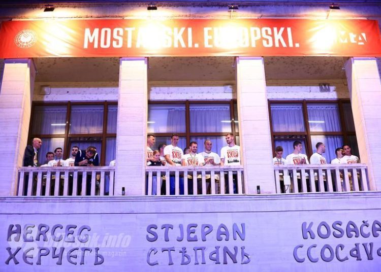 Igrači Zrinjskog pozdravljeni ovacijama na balkonu Kosače (FOTO)