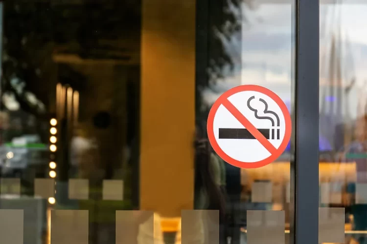Ugostitelji će imati šest mjeseci da svoje objekte prilagode zabrani pušenja, a onda slijede kazne