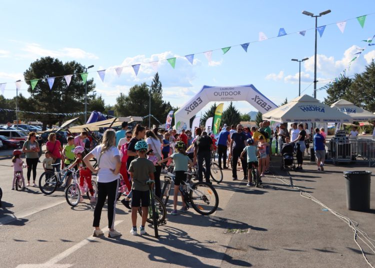 Natjecatelji iz 13 zemalja natječu se u paraglidingu, kajakarenju, trčanju, biciklizmu i drugim disciplinama