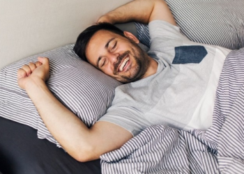 Psiholozi: Ako želite biti sretniji ujutro, navečer prakticirajte ove tri navike