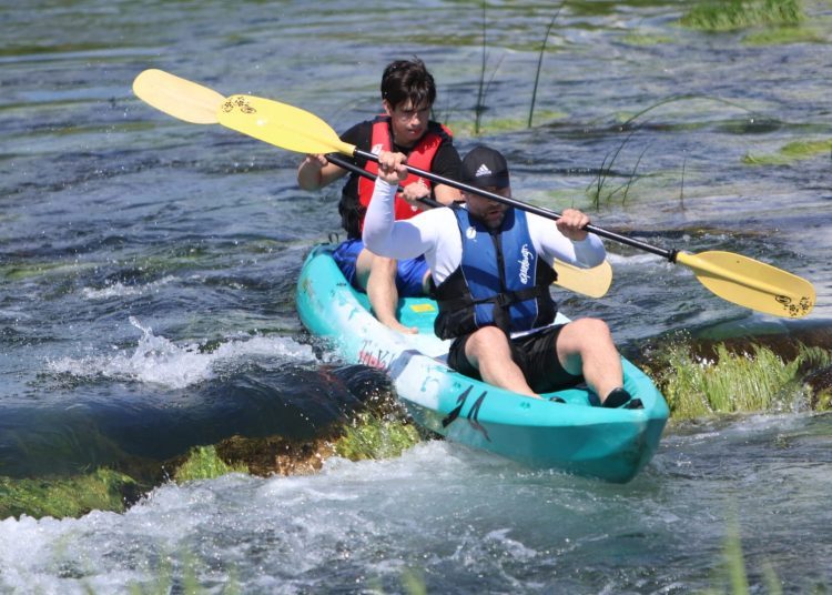 Natjecatelji iz 13 zemalja natječu se u paraglidingu, kajakarenju, trčanju, biciklizmu i drugim disciplinama