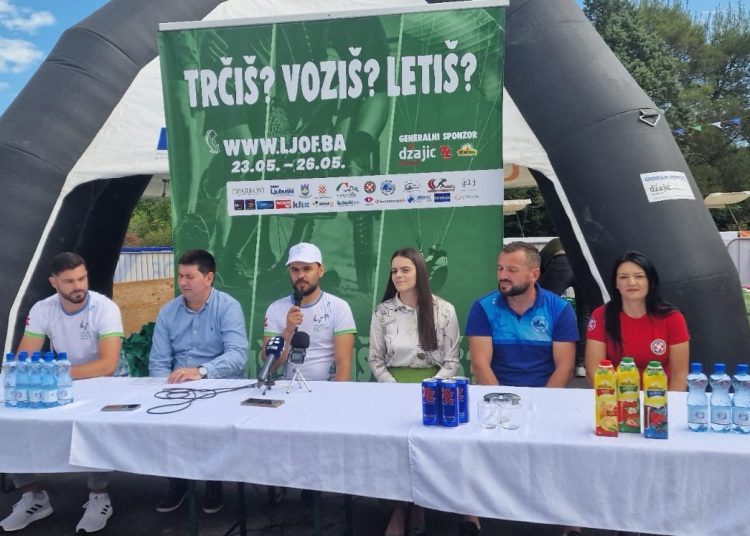 Natjecatelji iz 13 zemalja natječu se u paraglidingu, kajakarenju, trčanju, biciklizmu i drugim disciplinama