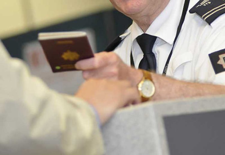 Pečatiranje putovnica odlazi u prošlost