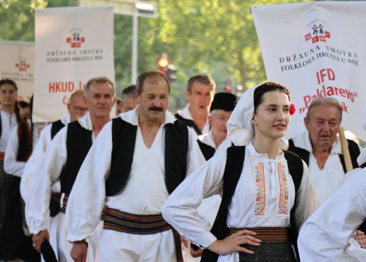 FOTO: Kulturno-umjetnička društva prezentirala bogatstvo izvornog folklora Hrvata u BiH