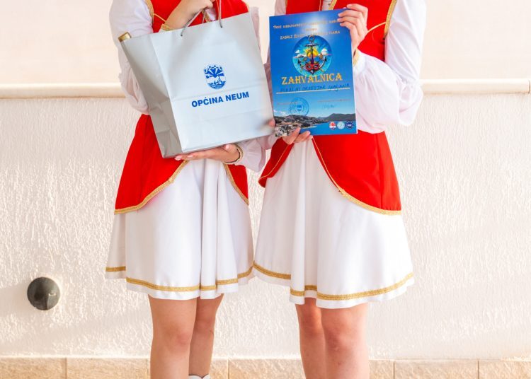 FOTO: Održan prvi Međunarodni ljetni turistički karneval u Neumu