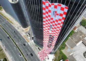 Izvijesili zastavu dugu 105 metara na najvišem neboderu u Hrvatskoj