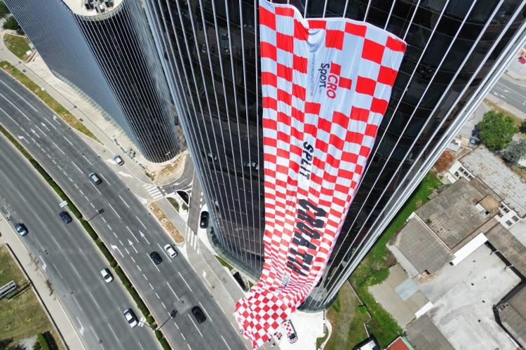 Izvijesili zastavu dugu 105 metara na najvišem neboderu u Hrvatskoj