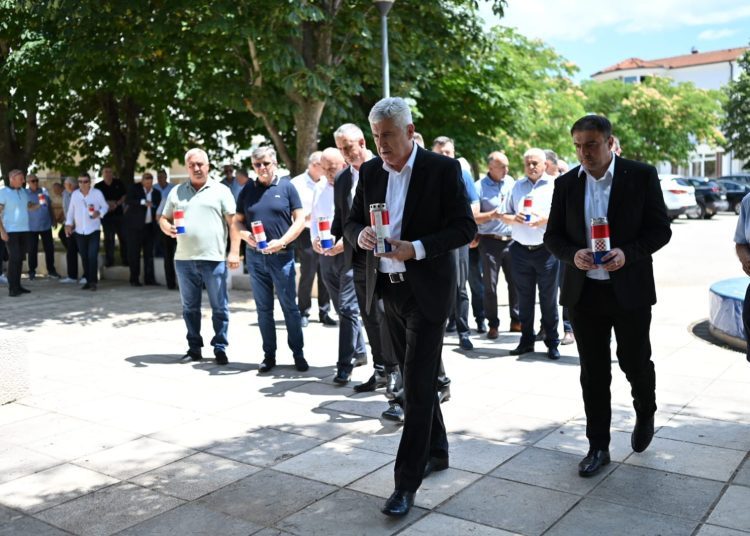 Čović s pripadnicima Glavnog stožera HVO u Posušju (FOTO)